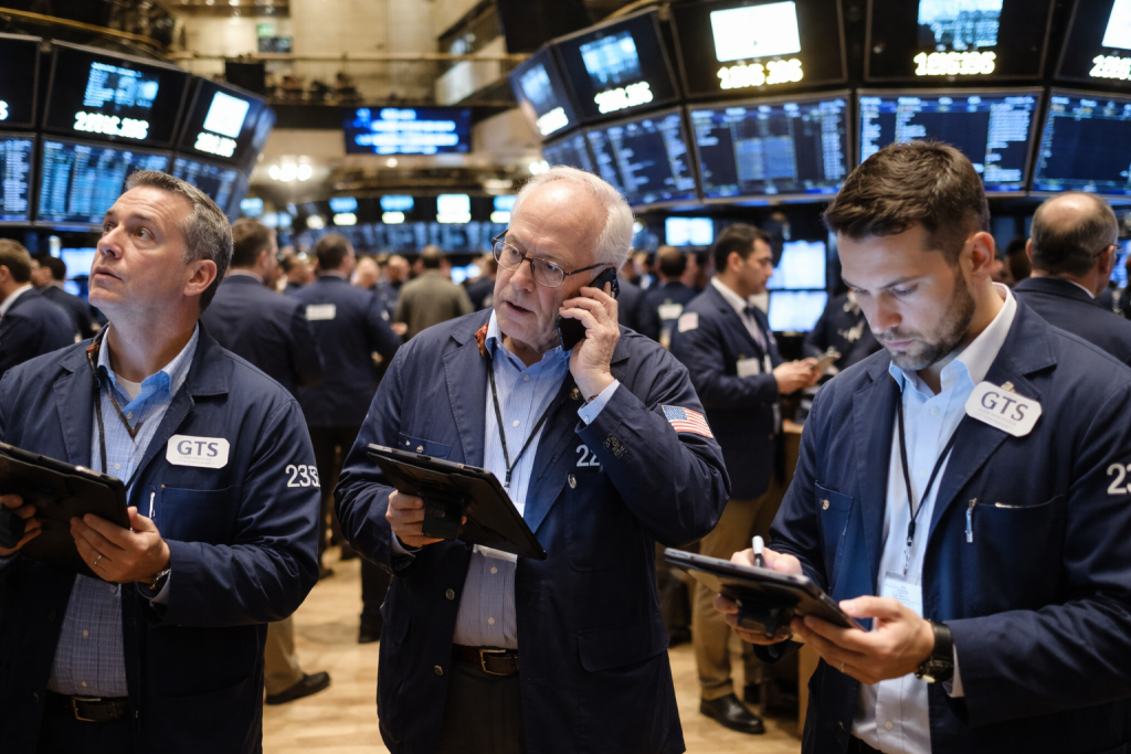 Dow falls nearly 400 points as chip selloff deepens, Wall Street posts weekly loss