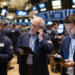 Dow falls nearly 400 points as chip selloff deepens, Wall Street posts weekly loss